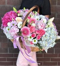 Цветочная композиция из Розы, Хризантемы, Пионы и Лизиантусы в корзине в Назрани