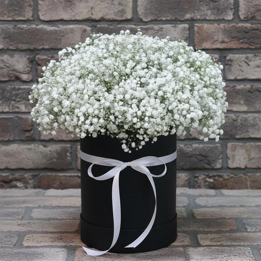 Цветочная композиция из Гипсофила в шляпной коробке в Назрани