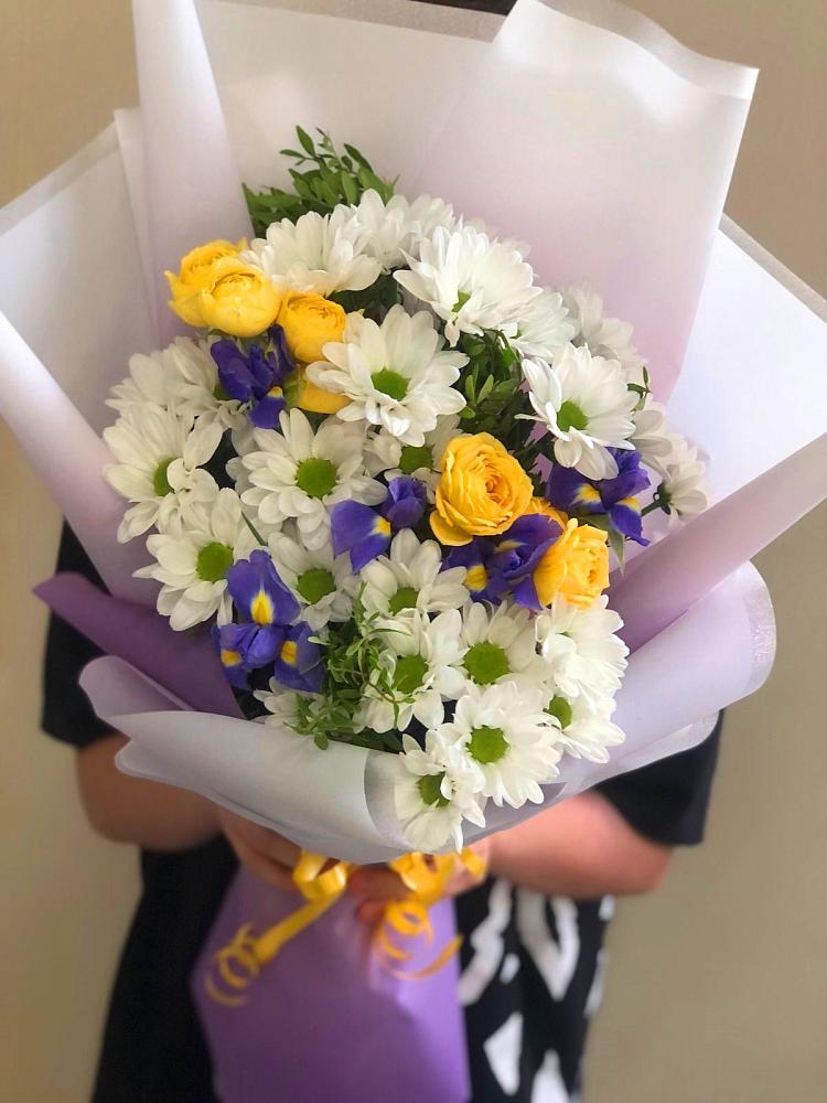 Букет цветов из: Ирисы, Хризантемы и Розы в Назрани