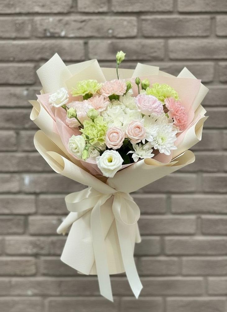 Букет цветов из: Гвоздики, Розы, Лизиантусы и Хризантемы в Назрани