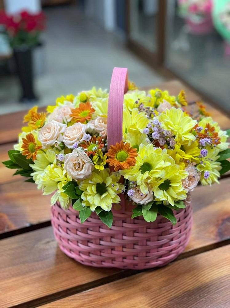 Цветочная композиция из Хризантемы и Розы в корзине в Назрани