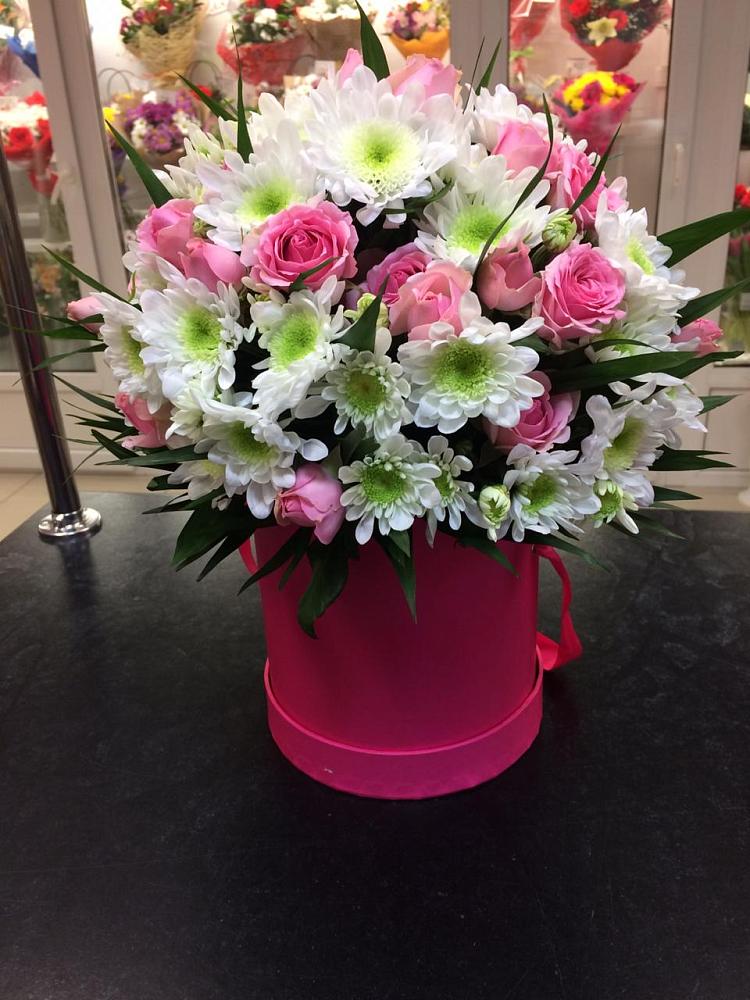 Цветочная композиция из Розы и Хризантемы в шляпной коробке в Назрани