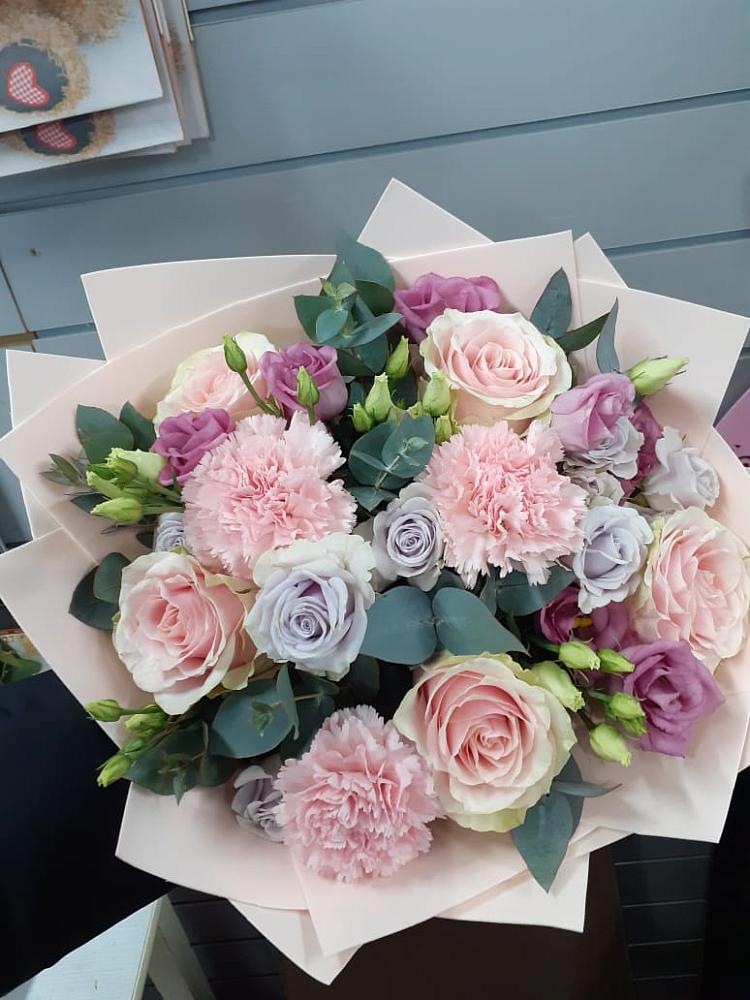 Букет цветов из: Розы, Гвоздики и Лизиантусы в Назрани