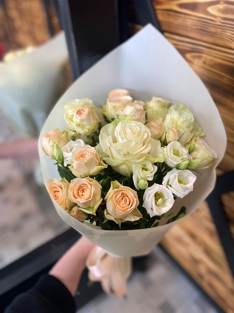 Букет цветов из: Розы и Лизиантусы в Назрани